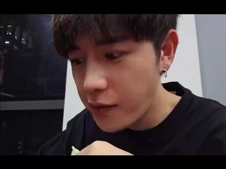 تشونغ جينغتشنغ بدأ يرسم وعودًا وهمية للرجل.