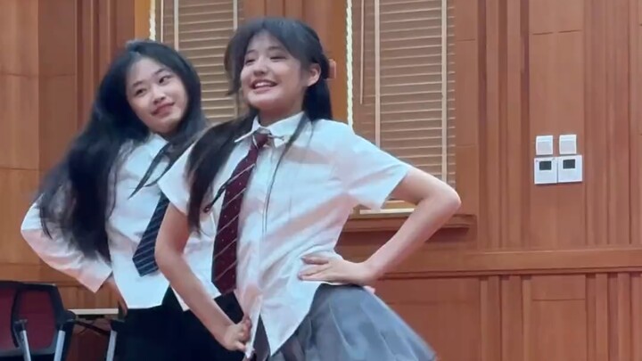 【Shixi Middle School】: Sweet girls in pairs, twice the happiness.