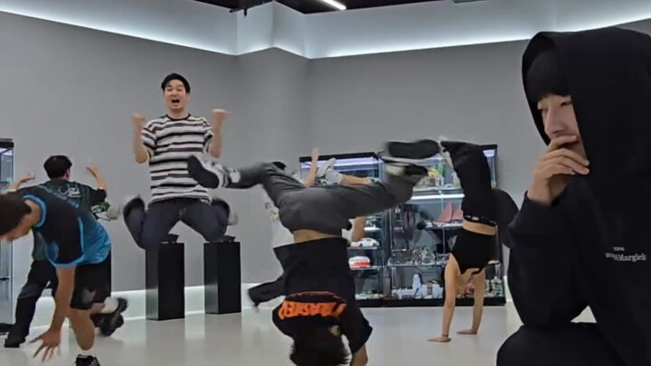 This guy’s impression act is insane—everyone’s so hyped they can’t help but start dancing!