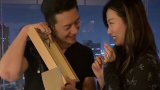 Mencoba menukar selembar kertas dengan minuman