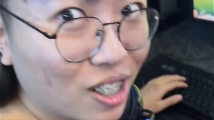 Hao Hou Mi secara kebetulan bertemu Kakang Mad Monster di warnet Changsha