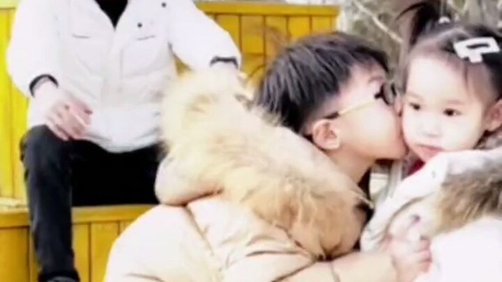 คุณพ่อพาลูกสาวออกมาเที่ยว ต้องนั่งมอง “ผักกาดขาวที่เลี้ยงไว้ถูกขุด” ไปต่อหน้าต่อตา ชาวเน็ตบอกว่าเด็ก