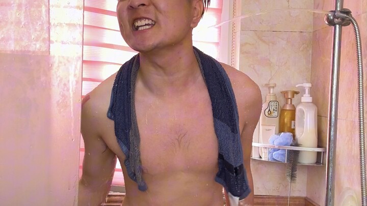 อะไรนะ? ห่อตัวด้วยผ้าขนหนูเหรอ? ร้องเพลงในห้องอาบน้ำแบบนั้น!