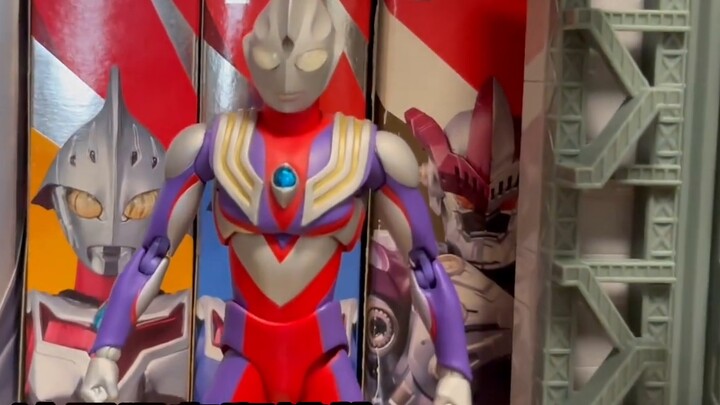 Anh chàng đẹp trai bỏ ra 200.000 để mua figure chơi cùng? Ultraman ACT và Kamen Rider SHF đều có sẵn