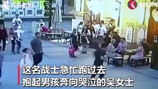 Seorang anak laki-laki berusia 6 tahun hilang dan ibunya sangat terpukul. Seorang tentara menemukan 