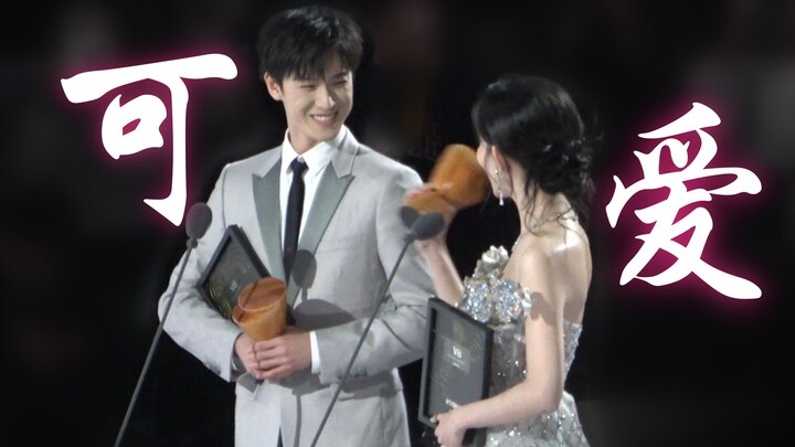 Sekali lagi memecahkan atap pasangan selebriti dalam negeri! Dia bilang dia imut di atas podium~ [Pe