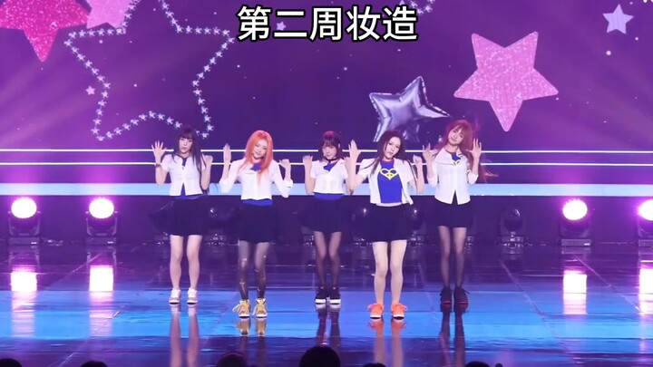 เล่นเพลงมาสามสัปดาห์แล้ว โคดี้ก็ไม่ได้ทำแบบขอไปทีเลย สไตล์การแต่งหน้าและเสื้อผ้าโดยรวมแทบจะมีเซอร์ไพ
