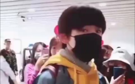 #Tống Á Hiên Kinh ngạc! Một mỹ nam vì quá đẹp khiến nhân viên gọi nhầm tên칭