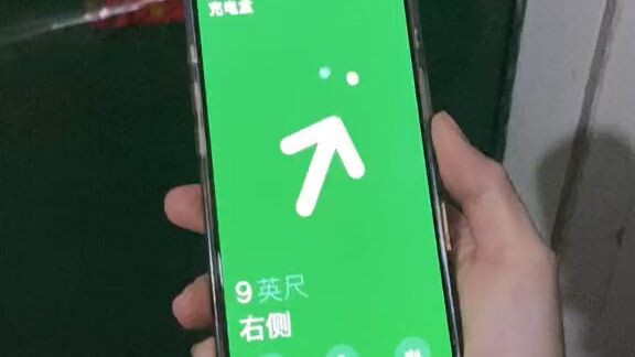 Seorang perempuan kehilangan sepasang earphone Apple bernilai ribuan yuan. Ia kemudian menggunakan f