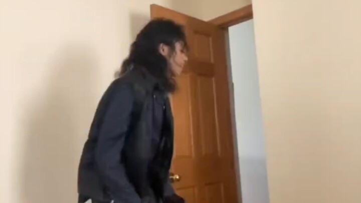 ท่าเต้นเลียนแบบไมเคิล แจ็กสันจากวิดีโอที่ทรงพลังที่สุดบนอินเทอร์เน็ต — Smooth Criminal