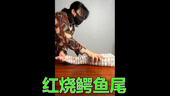 اشترى الرجل الوسيم ذيل تمساح كاملًا وقام "ببساطة" بطهيه وكان رائعًا