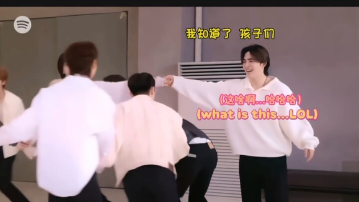 ซึงชอลที่ถูกน้องชายสิบสองคนห้อมล้อมหมุนไปรอบๆ คงจะมีความสุขมากเลยนะ ชียอลต้องจูงมือกันไปตลอดเลยนะ！！！