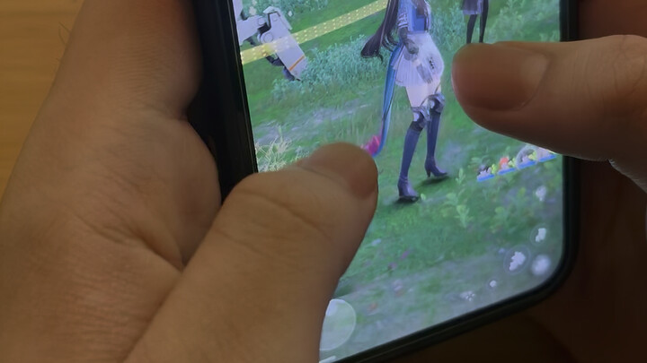 Two fans gushing over HoYoverse’s thoughtfully designed vertical-screen UI