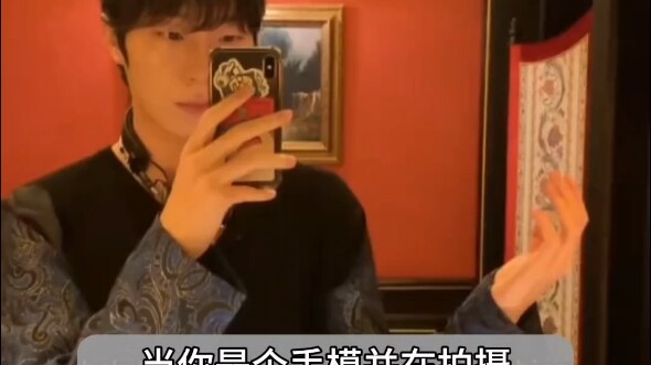 عندما تكون عارض أيدي وتلمس وجه جينهو أثناء تصوير الفيديو الموسيقي