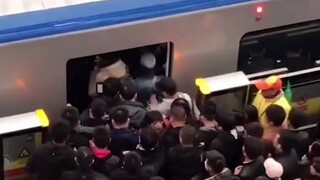 Đừng nản chí nhé chàng trai, bạn gái cậu cũng chưa xuống xe mà.