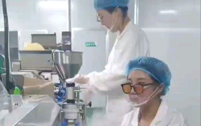 واحد بيعبّد البوذا، وواحد بيباركه.. هالكعكة القمرية!