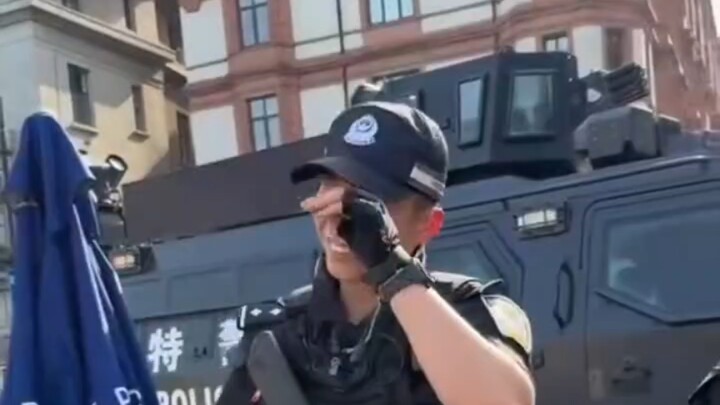 Foreign tourists amazed by the handsome appearance of SWAT officers instantly become their fans, giv