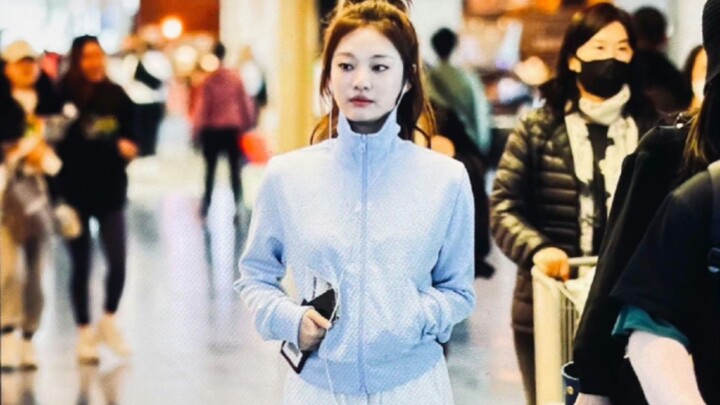นิงอี้จั๋ว: ได้ยินมาว่าชุดกีฬากับหูฟังแบบมีสายเข้ากันดีนะ นิงผมหางม้าทรงสูงในชุดกีฬาสีฟ้าดูใสบริสุทธ