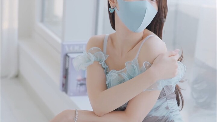 การแต่งตัวด้วยเดรสสดใสของพี่สาวโรส