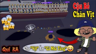 PLAY TOGETHER | KHI "TRÙM CHĂN VỊT" CHO VỊT ĐI ĂN "CÁ NHÀ TÁNG" VÀ "CÁ VOI RÂU TRẮNG" | QUÍ KA