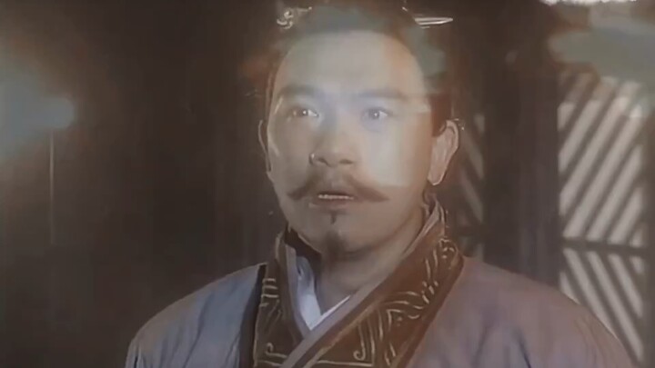 Kaisar menyalakan api tanda bahaya untuk menghibur para bangsawan; senyumnya menyiratkan cibiran ter