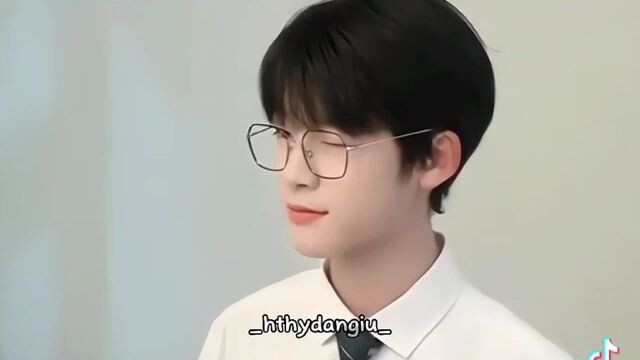 Tiểu bảo bối thật đáng yêu  >_<