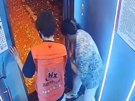 Như thể đang nhìn thấy chính mình lần đầu tiên đi thang máy.