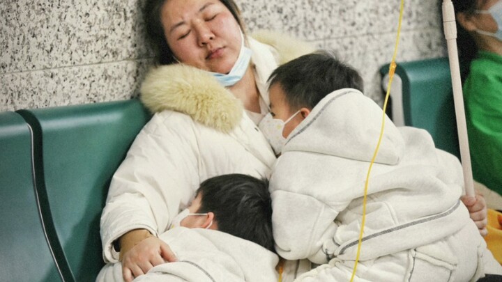 Đâu có chuyện phụ nữ vốn yếu đuối mà vì làm mẹ thì trở nên mạnh mẽ – thực ra chỉ là cố gồng mình thô