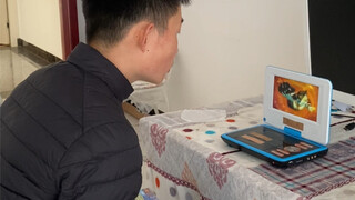 小时候买奥特曼碟片，不会只有我才换着看吧？