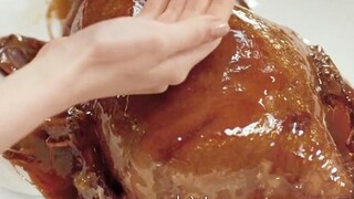 美女以为大叔做的鸭是凉的，不料伸手过去一碰，手被烫到了