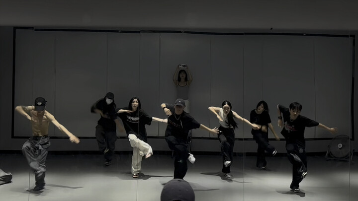 Kombinasi hip-hop dan ironwork oleh tujuh orang