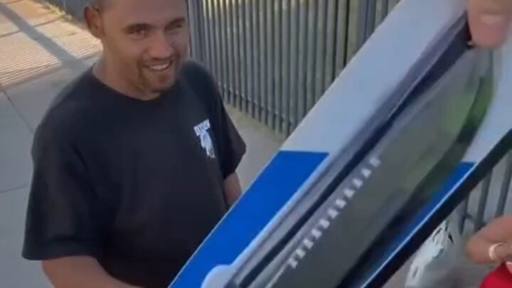 I’ve only ever seen people handing out cigarettes, never knives on the street.
