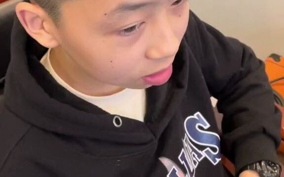 Anak laki-laki bilang: “Bu, aku mau merakit komputer, tolong catatin ya,” dan inilah hasilnya… Semua