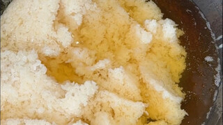 The lard rice on the streets of Guiyang tastes best only when it is soaked in oil.