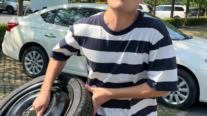 Chia sẻ một mẹo thay lốp dự phòng nhanh chóng, bình thường khi bị thủng lốp bạn cũng có thể tự thay 