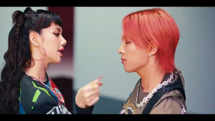 【Lisa&Taeyang】Shoong! Những đoạn cắt liên quan đến Lisa, phần hát còn nhiều hơn cả khi ở trong nhóm 