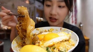 辣椒堆里找肉吃！爆辣肉片粘溏心蛋太香啦！【小紧张的虫虫】