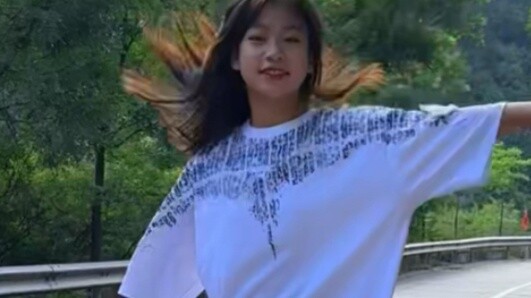 Cô bé 14 tuổi cover ca khúc "Seven" của Jungkook