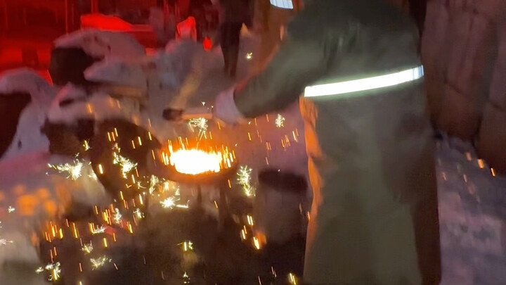 ได้ดูการแสดงตีดอกไม้เหล็กแล้ว ขอให้พี่น้องโชคดีร่ำรวยตลอดปีมังกร!