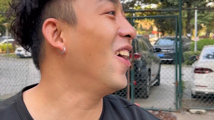 Tìm ra kẻ xung quanh bạn chuyên bắt nạt những anh em ngày thường ngây thơ, ngờ nghệch.