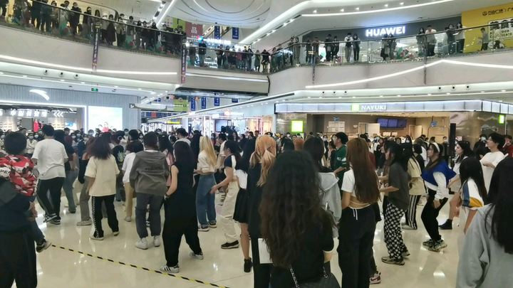 Ya ampun, sedang jalan-jalan lewat dan melihat orang menari, jumlah orang yang HOT-nya bikin kaget b