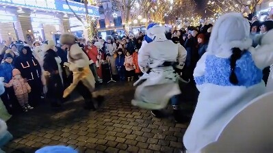 哈尔滨中央大街上偶遇达斡尔族的歌舞表演，他们的歌舞有一种神奇的力量！