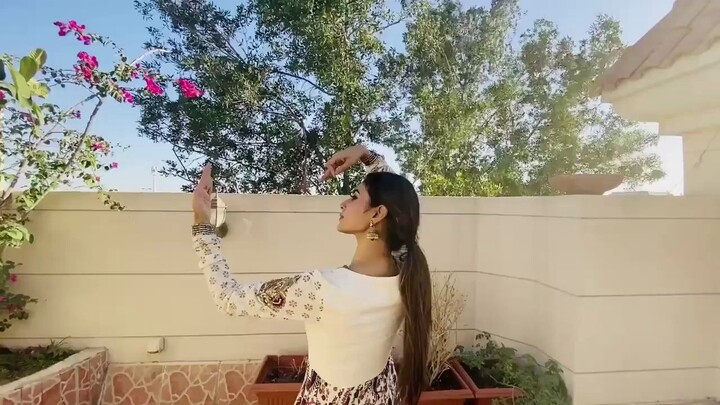 Mou妹在庭院中翩然起舞~