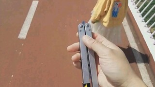 一个人玩梳子型蝴蝶刀，一系列谁都能学会的连招。