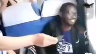 يشغل الرجال الأجانب والأجانب مقاعد في القطارات، ونتائج إنفاذ القانون التي تشبه الكتب المدرسية التي ت