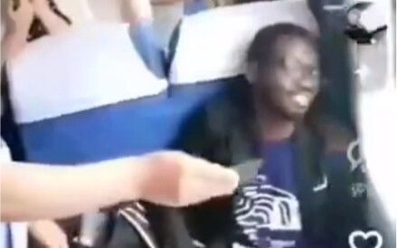 يشغل الرجال الأجانب والأجانب مقاعد في القطارات، ونتائج إنفاذ القانون التي تشبه الكتب المدرسية التي ت