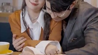 Gadis pengantar miskin selamatkan pria miskin, ternyata dia CEO kaya dan memanjakannya habis!