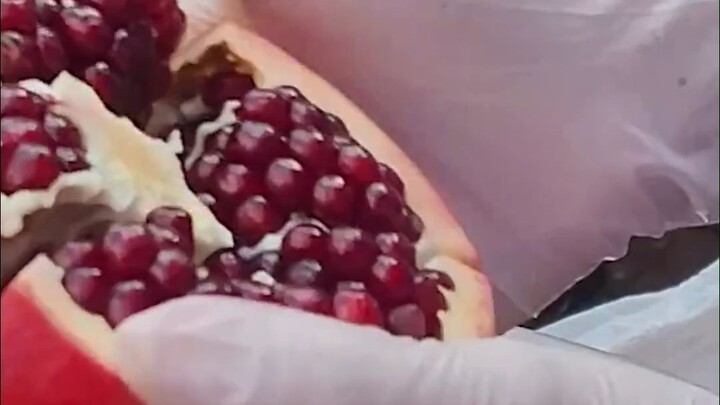 إذًا يمكن تقشير الرمان بهذه الطريقة!