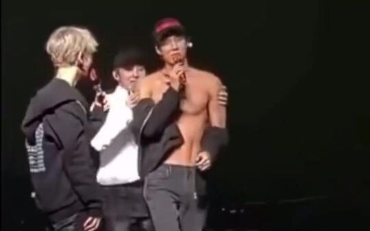 ซิกแพคของอูซีฮุนเป็นที่ชื่นชอบของเพื่อนร่วมทีมมาก สายตาที่อิจฉาของแบคฮยอนข้างๆ ก็ไม่เคยละไปเลย