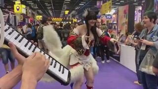 The comic exhibition provides background music for cosplayers
